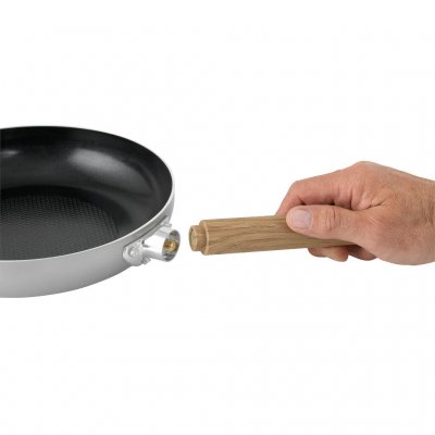Abnehmbarer Soft-Touch-Griff und keramische Antihaftbeschichtung an der Bratpfanne.