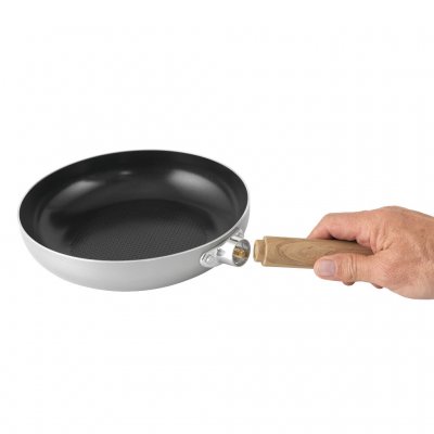 Abnehmbarer Soft-Touch-Griff und keramische Antihaftbeschichtung an der Bratpfanne.