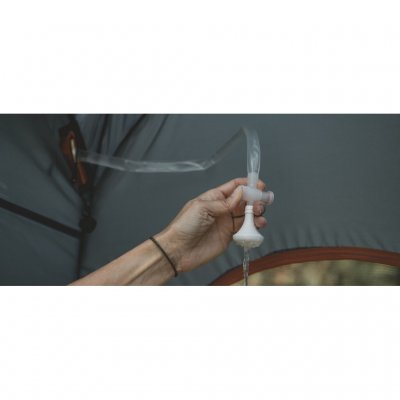 Duschen Sie bequem im Freien mit der intelligenten Solardusche von Easy Camp.