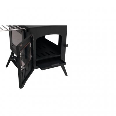 Stor lucka gör det enkelt att elda i kaminen.