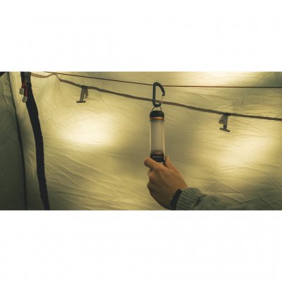 1 Laterne, 1 schwarzer Karabinerhaken, 1 USB-C-Ladekabel