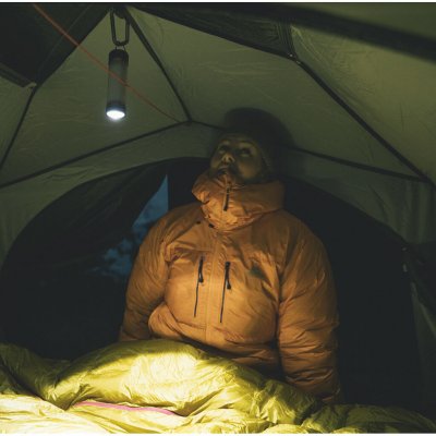 Diese Lampe kombiniert sowohl eine Laterne als auch eine Taschenlampe in einer Einheit.