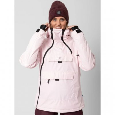 Logga framtill och i mjukt stretchigt material.