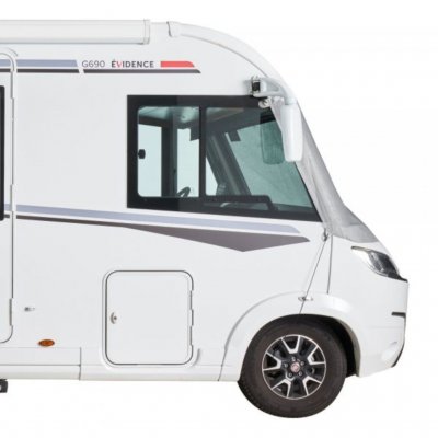 Solskyddet från sidan av husbilen.