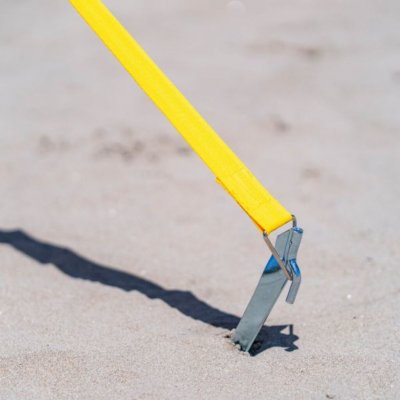 Fäste för stormlinornas markpinne.