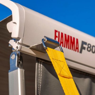 Fästs i markisens frontprofil.