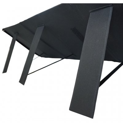 Inbyggt ställ gör solpenelen lätt att rikta mot solen.