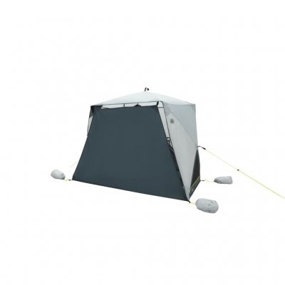 Dieser Strandunterstand verfügt über ein Schnellaufbausystem und Sandtaschen für zusätzliche Stabilität. Genießen Sie eine gute