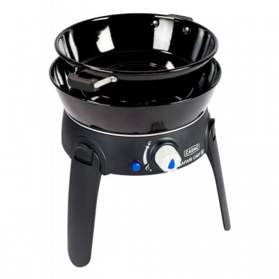 Der Cadac Safari Chef 30 Grill mit einem Deckel, der auch als Wok verwendet werden kann.