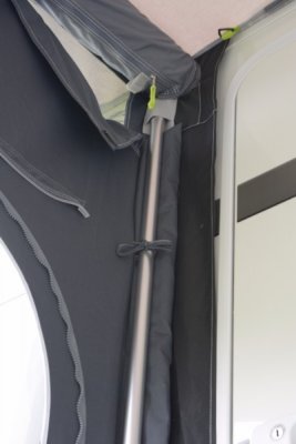 Stången sitter bra på plats tack vare fästen upptill, nedtill och i mitten.