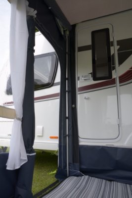 Stängerna förbättrar tätningen mot husvagnen.