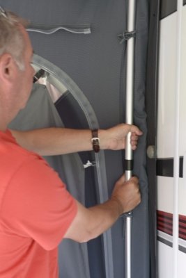 Justera längden så den passar ditt Kampa Tält och vrid för att låsa.