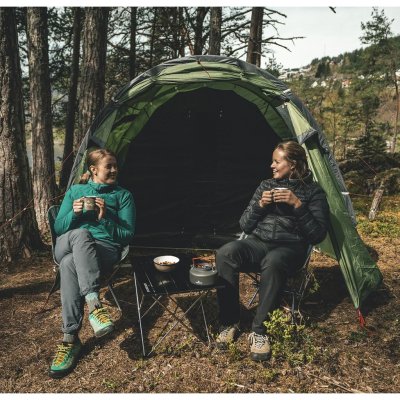 Robens Cima Versa 4 – genießen Sie die Natur mit großzügigem Raum im Vorzelt, ideal zum Entspannen mit Stühlen und Tisch.