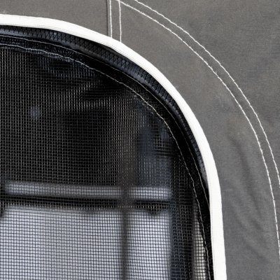 Das Moskitonetz wird mit Reißverschlüssen befestigt und ermöglicht die Belüftung des Vorzelts.