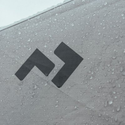 Strapazierfähiges Ripstop-Material mit einer Wassersäule von 6000 mm.