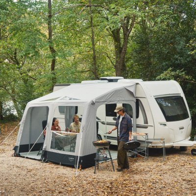 Erstellen Sie schnell einen geschützten Bereich außerhalb Ihres Wohnwagens oder Wohnmobils mit dem Dometic Rally Tour Vorzelt.