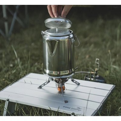 Mit der Easy Camp Adventure Perkolator-Kaffeekanne können Sie während Ihres Outdoor-Abenteuers ganz einfach Kaffee über offenem