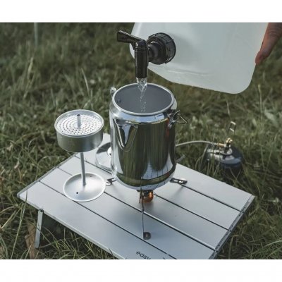 Die Easy Camp Adventure Perkolator-Kaffeekanne ist perfekt, um sie mit in die Natur zu nehmen.