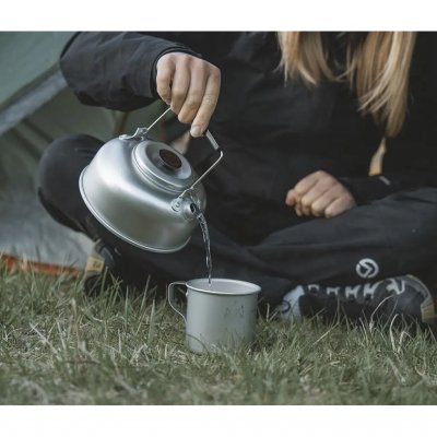 Becher aus robustem Aluminium, perfekt für alle Arten von Outdoor-Abenteuern.