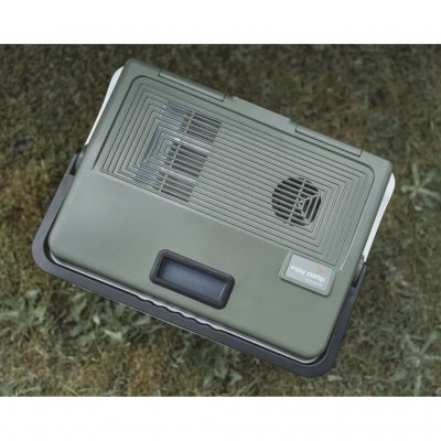 Vielseitige Kühlbox, die sowohl kühlen als auch wärmen kann.