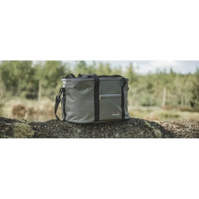 Die Kühltasche ist perfekt für ein Picknick.