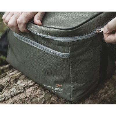 Die Kühltasche hat eine große obere Öffnung mit Reißverschluss.