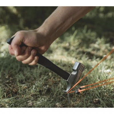 Einfaches Entfernen von Zeltheringen.