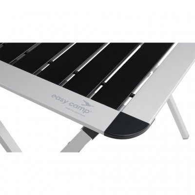 Ein stabiler Tisch mit abgerundeten Ecken macht ihn kinderfreundlicher.