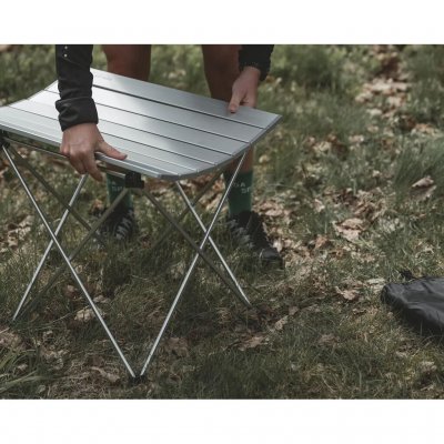 Der Tisch hat eine abnehmbare Tischplatte aus Lamellen/Platten, die zusammengerollt werden können.