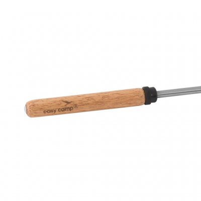 Die Grillgabel hat einen Holzgriff.