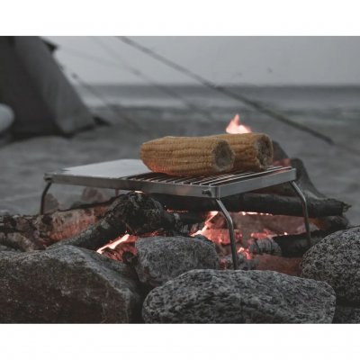 Der Grillständer funktioniert sowohl als Grill als auch als Ständer für Töpfe und Bratpfannen.