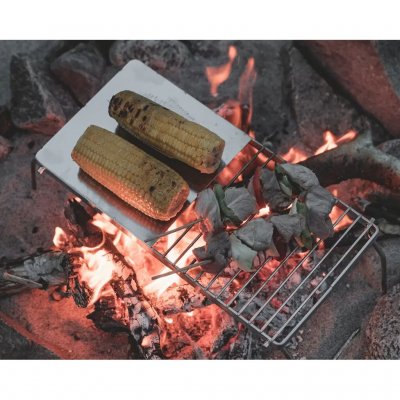 Der Grillständer funktioniert sowohl als Grill als auch als Ständer für Töpfe und Bratpfannen.