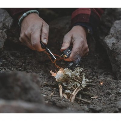 Easy Camp Feuerstahl, ein packfreundliches Werkzeug zum Entzünden eines Feuers oder Anzünden Ihres Kochers – bei jedem Wetter.