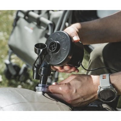 Die Pumpe El Nino von Easy Camp hat zwei Funktionen: Aufpumpen und Entleeren.