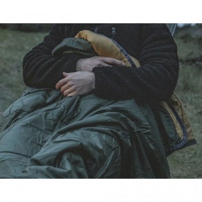 Leichte und vielseitige Decke, die perfekt für gemütliche Abende am Lagerfeuer ist.