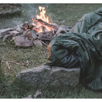 Knöpfbarer Fußbereich sorgt für zusätzliche Wärme in kalten Nächten.