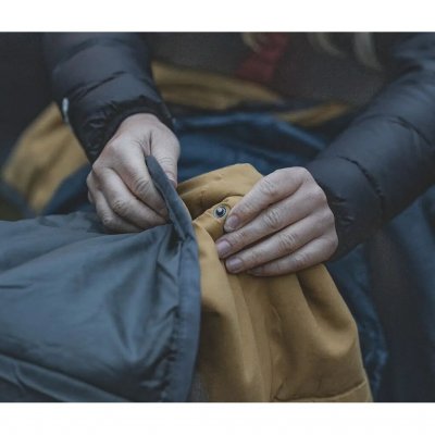 Knöpfbarer Fußbereich sorgt für zusätzliche Wärme in kalten Nächten.