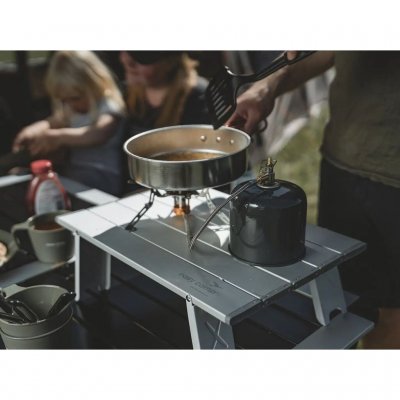 Der Tisch eignet sich hervorragend zum Kochen beim Camping oder bei anderem Outdoor-Leben.