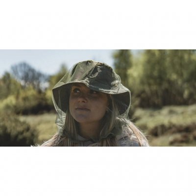 Das Moskitonetz funktioniert am besten in Kombination mit einem breitkrempigen Hut.