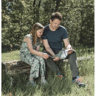 Wasserdichte Kartenhülle, die die Karte schützt.