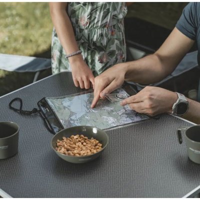 Die Easy Camp Kartenhülle verfügt über ein Sichtfenster von 25 x 25 cm.