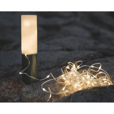 Die Laterne enthält eine Lichterkette.