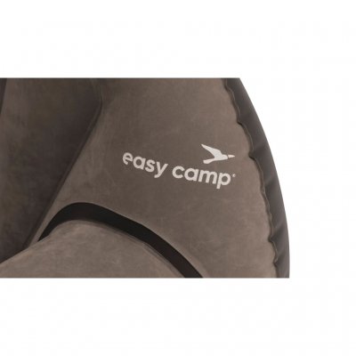 Der aufblasbare Sessel Maple von Easy Camp verfügt über eine weiche Velours-Sitzfläche.