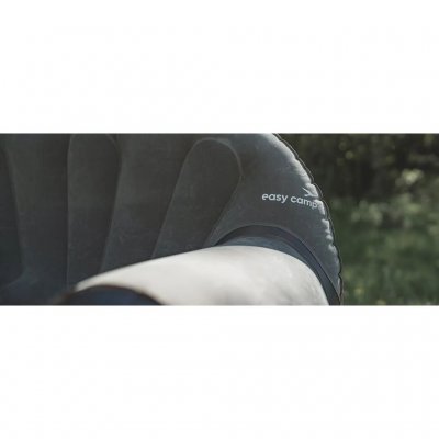 Der Sessel verfügt über breite Armlehnen.