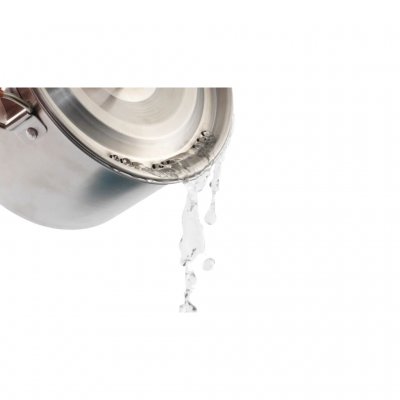 Der Deckel des Topfes verfügt über Sieblöcher.