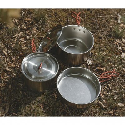 Edelstahl-Set bestehend aus zwei Töpfen (2 und 3 L) mit Deckeln sowie einer Bratpfanne.