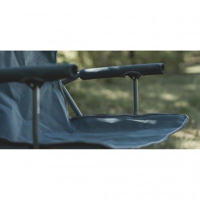 Schaumstoffgepolsterte Armlehnen.