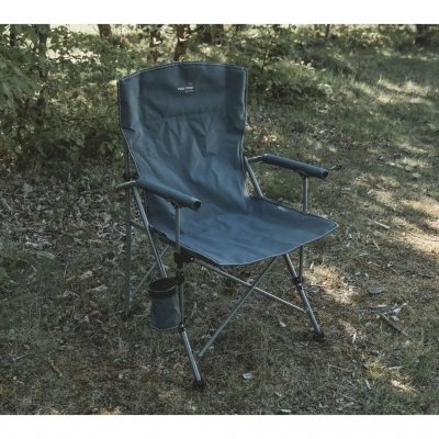 Easy Camp Oak ist ein packfreundlicher Campingstuhl mit robustem Stahlrahmen, gepolsterten Armlehnen und Getränkehalter.