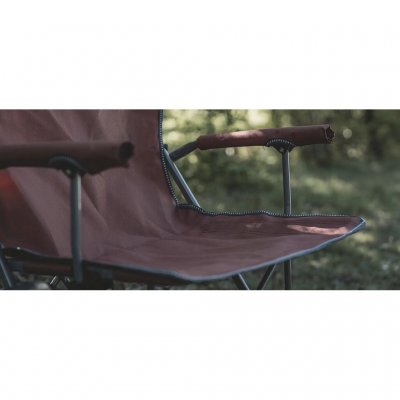 Schaumstoffgepolsterte Armlehnen.