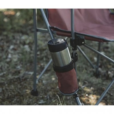 Der Stuhl verfügt über einen praktischen Getränkehalter.